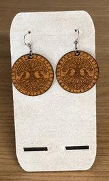 Boucles d’oreilles Yggdrasil aux Deux Corbeaux – Bois gravé