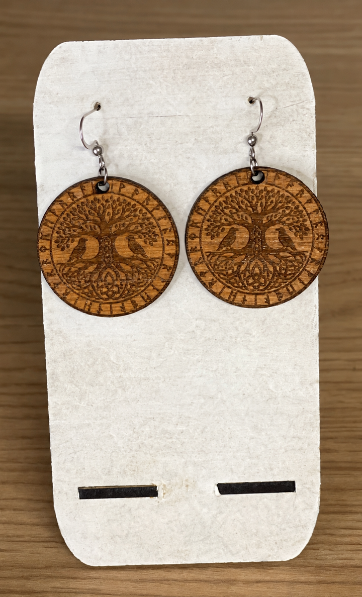 Boucles d’oreilles Yggdrasil aux Deux Corbeaux – Bois gravé