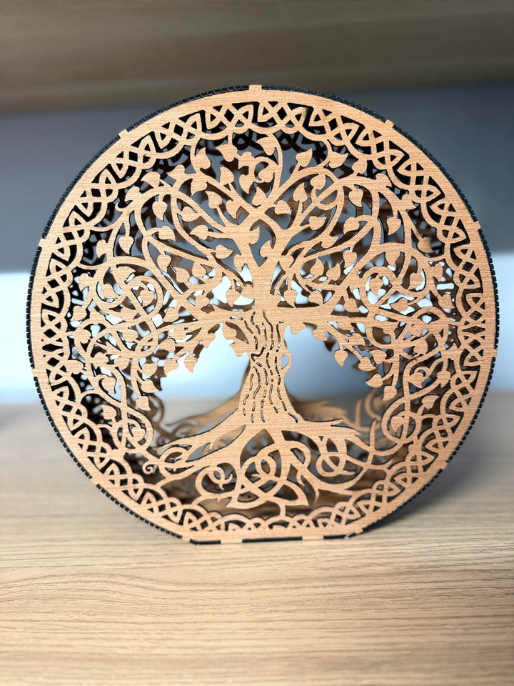 Décoration en bois verni Yggdrasil, arbre de vie nordique ajouré, vue de face