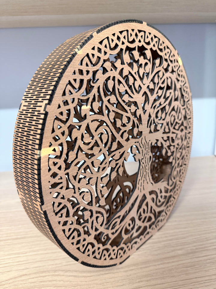 Décoration Yggdrasil en bois verni, vue de trois quarts montrant le relief et la profondeur