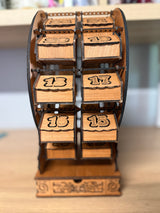 Petites boîtes numérotées en bois suspendues sur la grande roue du calendrier de l’Avent