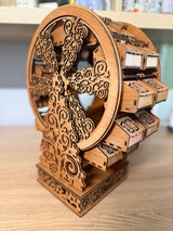 Calendrier de l’Avent Grande Roue en bois, vue de trois quarts avec les boîtes suspendues et les motifs d’étoiles