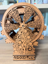Grande roue du calendrier de l’Avent artisanal en bois, vue de face avec ses motifs ajourés d’étoiles