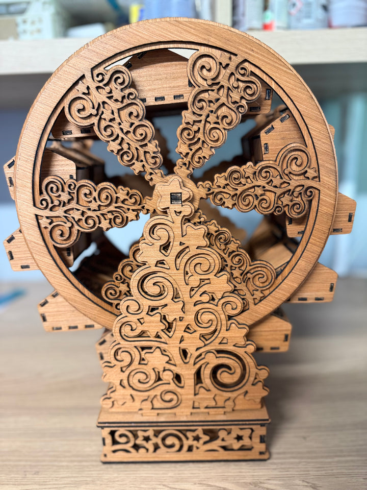 Grande roue du calendrier de l’Avent artisanal en bois, vue de face avec ses motifs ajourés d’étoiles