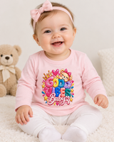 Mise en situation illustrative : bébé portant le t-shirt rose, motif fille Good Vibes Baby