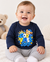 Mise en situation illustrative : bébé portant le t-shirt bleu navy, motif garçon Good Vibes Baby