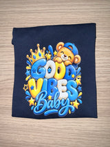 Détail du motif garçon Good Vibes Baby sur t-shirt bleu navy