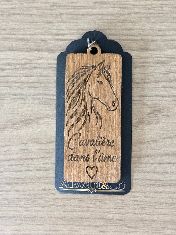 Porte-clés en bois gravé Cavalière dans l’âme