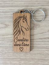 Porte-clés en bois gravé Cavalière dans l’âme