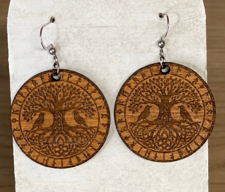 Boucles d’oreilles Yggdrasil aux Deux Corbeaux – Bois gravé